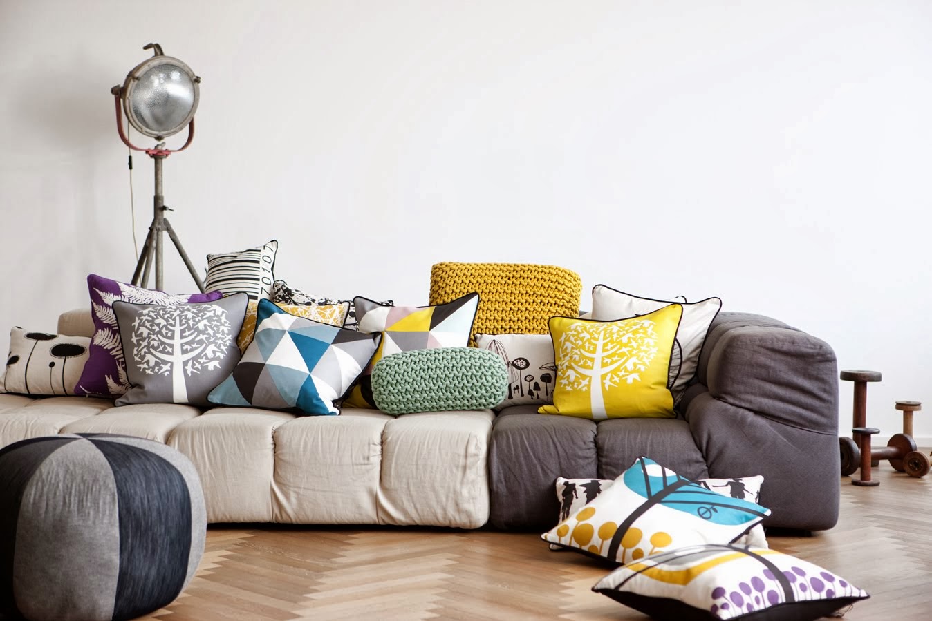 Фото дивана с подушками. Цветные подушки в интерьере. Яркие декоративные подушки в интерьере. Диван с яркими подушками. Сервц диван с декоративными подушками.